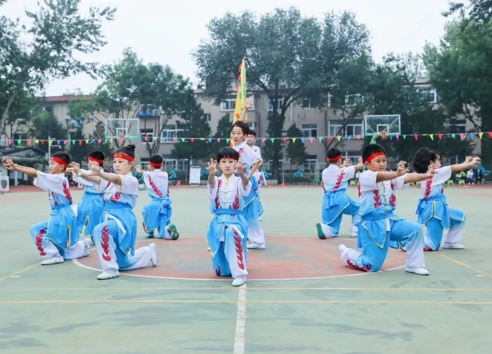 多彩活动阵地 共建文明校园