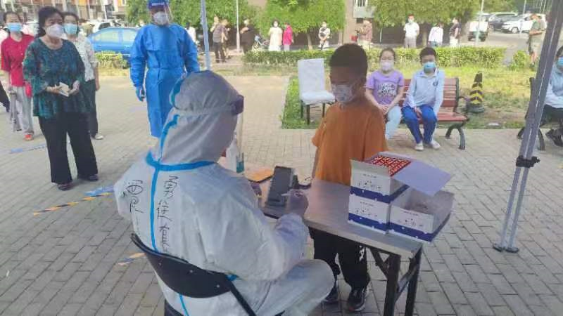 鲁谷街道五芳园社区身边榜样·疫情之下“凡人小事” ——社区疫情防控“多面手”谭勇