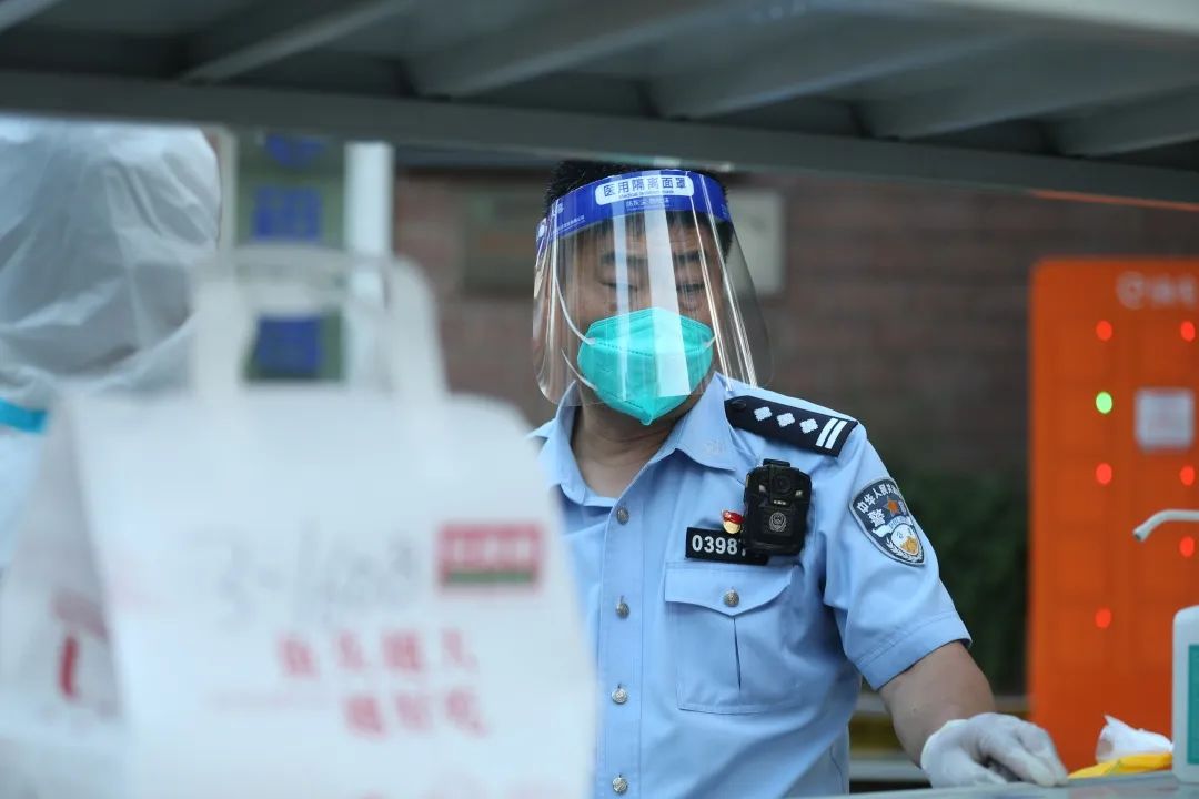 点赞！“60后”老民警冲在抗“疫”一线
