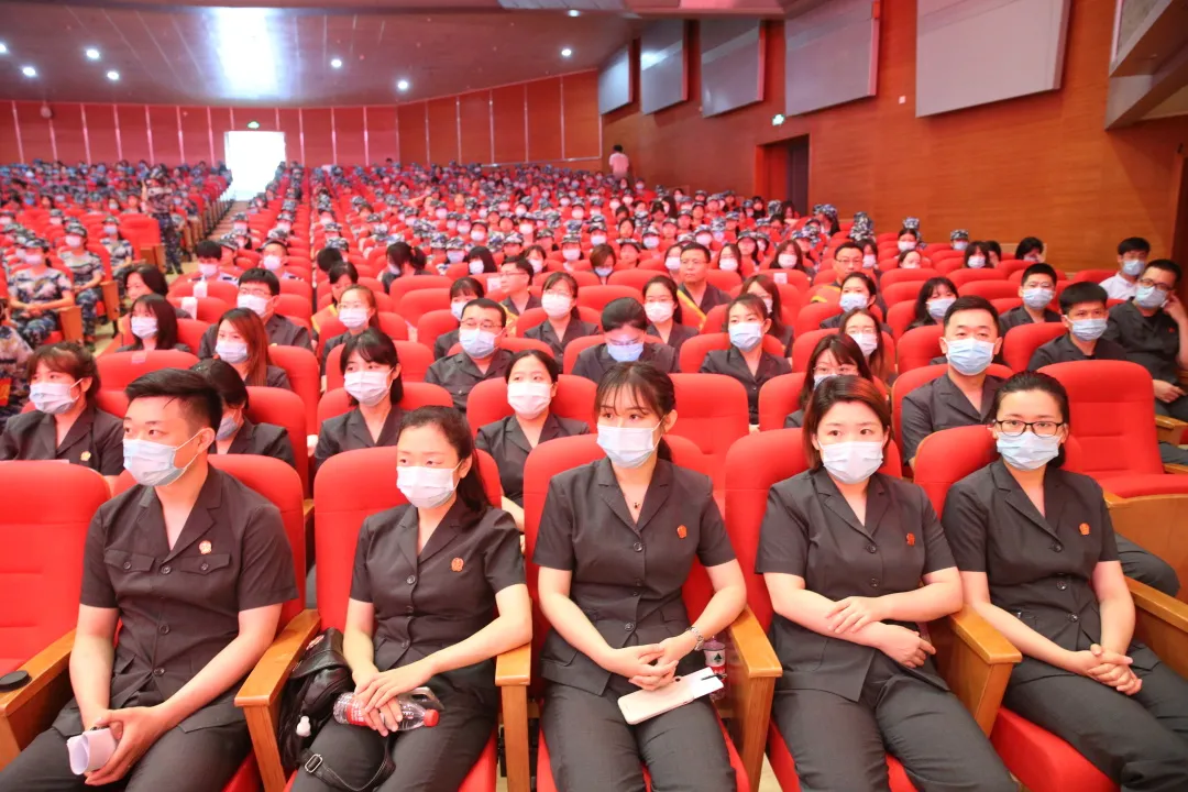 这一次，北京法院英模事迹报告团走进了中国政法大学