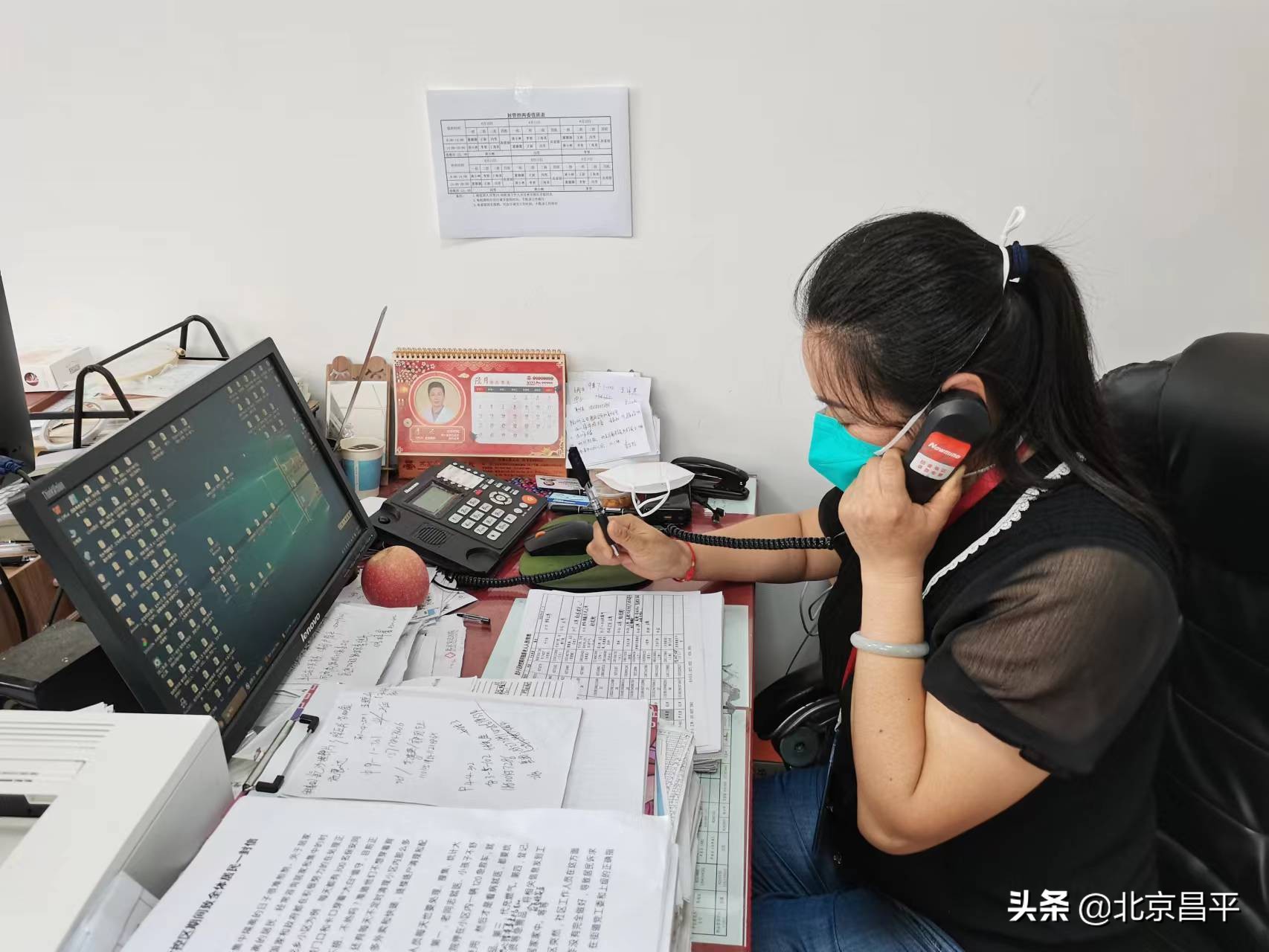 为封控楼道送物资、帮患者紧急就医……哪里艰苦，哪里就有下沉干部的身影