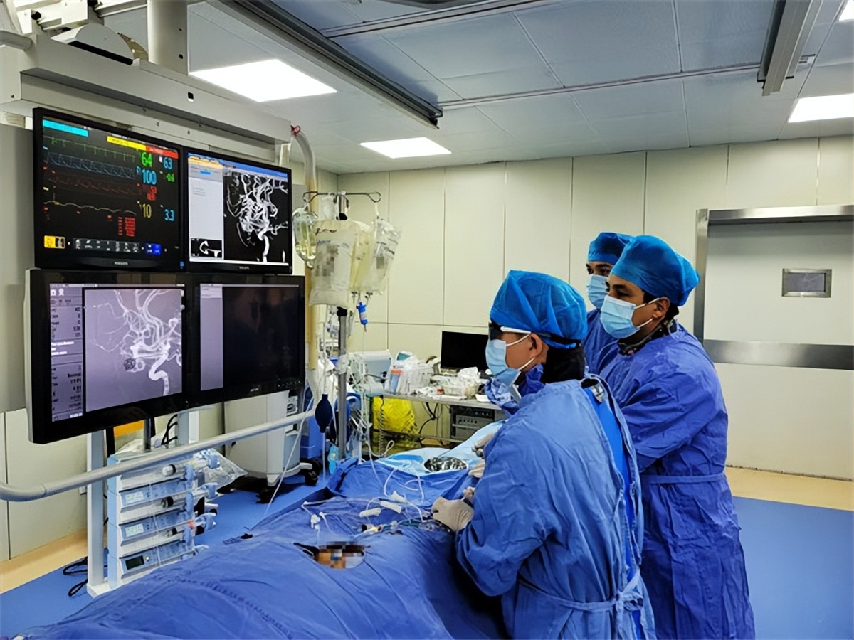 北京援疆医生成功完成和田首例蛛网膜下腔出血多发动脉瘤绿道手术