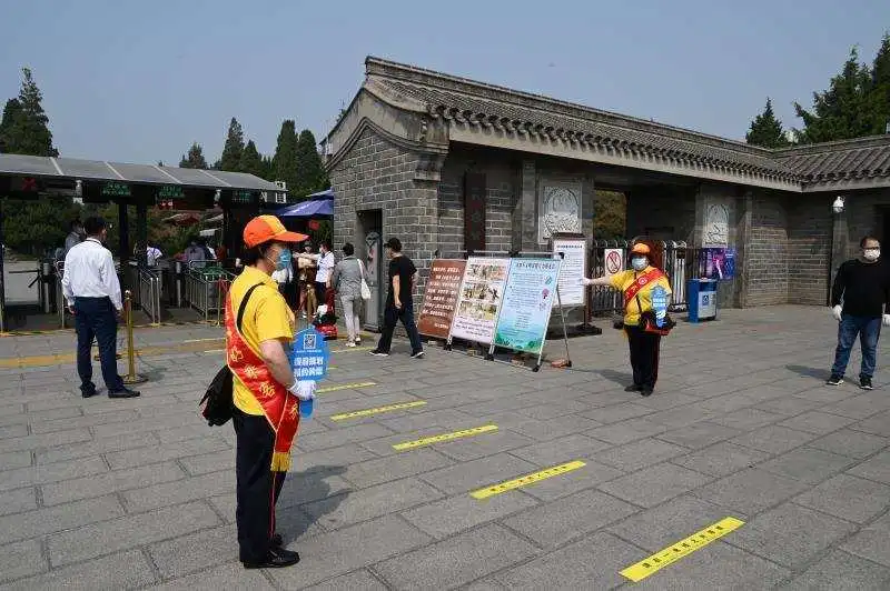 东城区公共文明引导员“五一”期间开展假日志愿服务活动