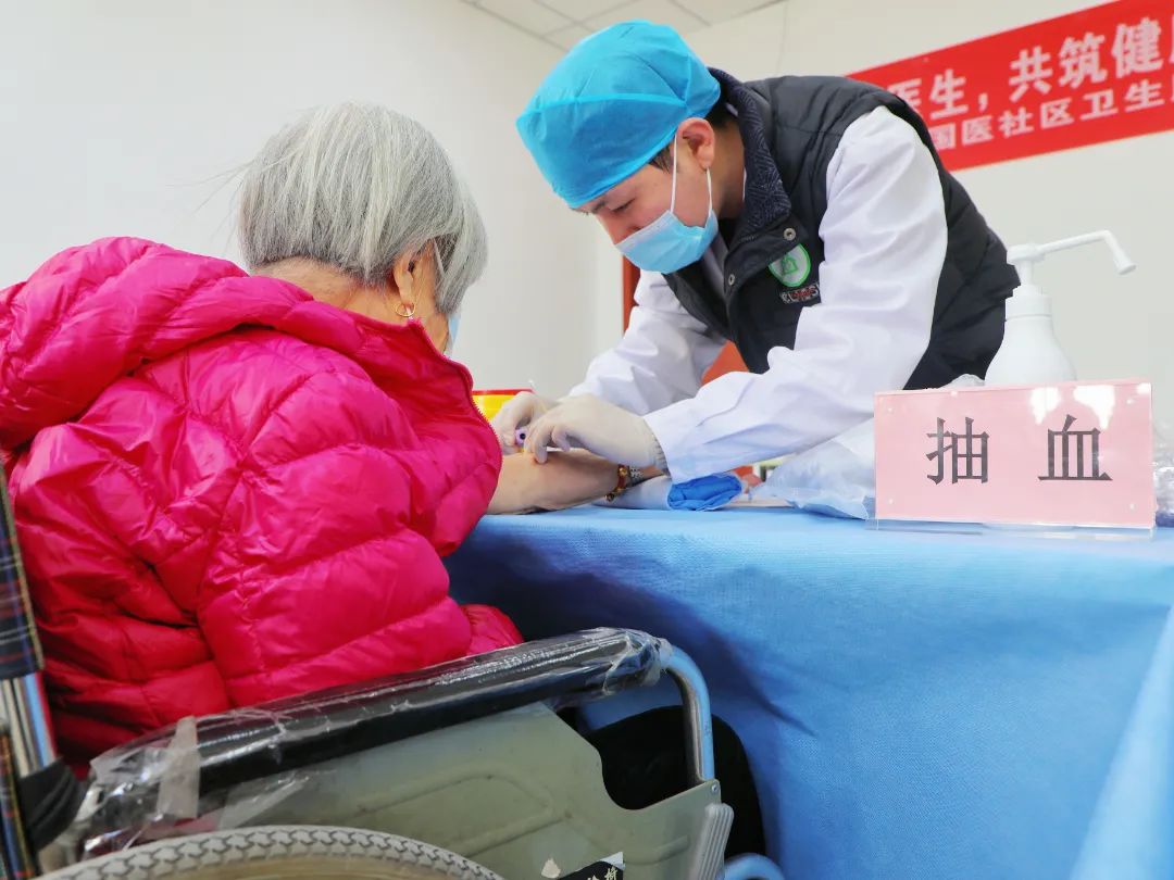 从免费体检到贴心照顾，这里让老年人安心打疫苗