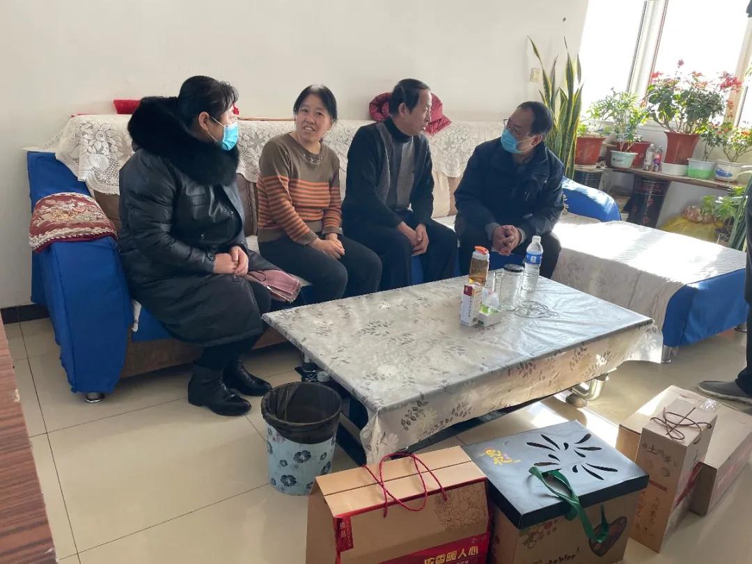 密云区总工会慰问在档困难职工