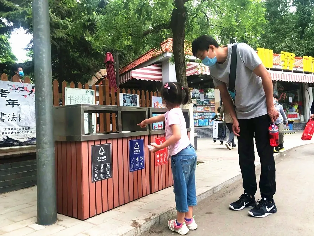 公共场所垃圾分类，他们这么做……