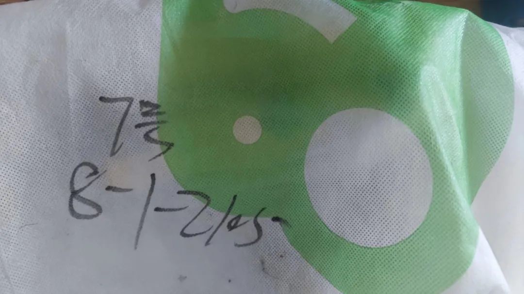 烈日下，“金一代”青年干警化身“红马甲”传递温情