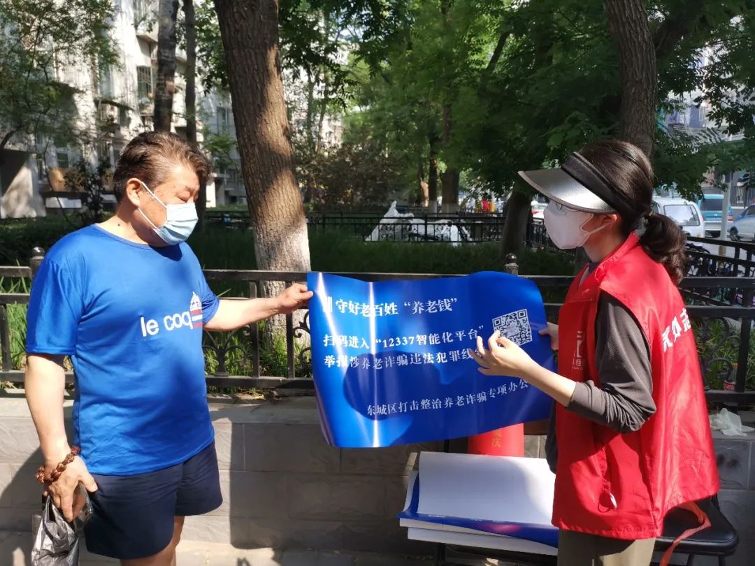 “防疫两米线”化身“普法提示条”！这里的下沉干警普法有一套