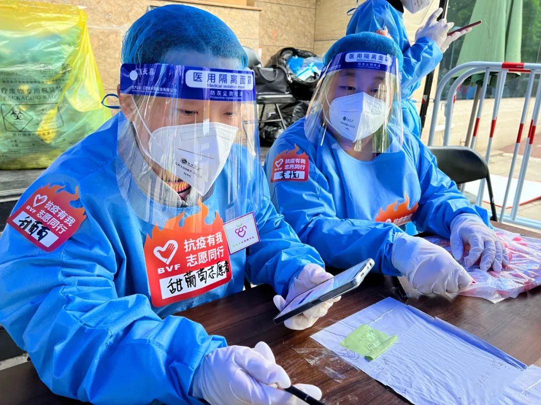 “一团火”亮明身份，抗疫一线志愿者有了专属标识