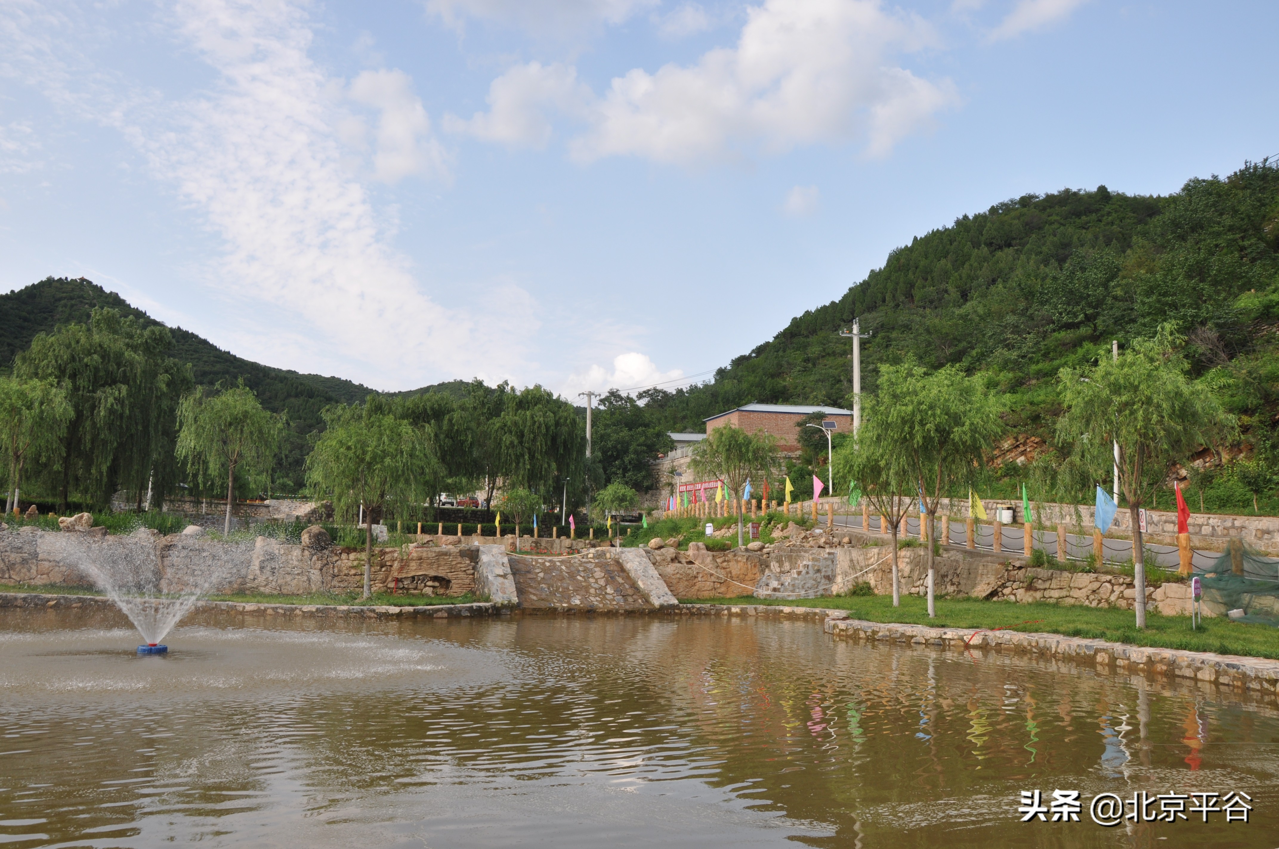 平谷梯子峪村：昔日脏乱差今朝变花园