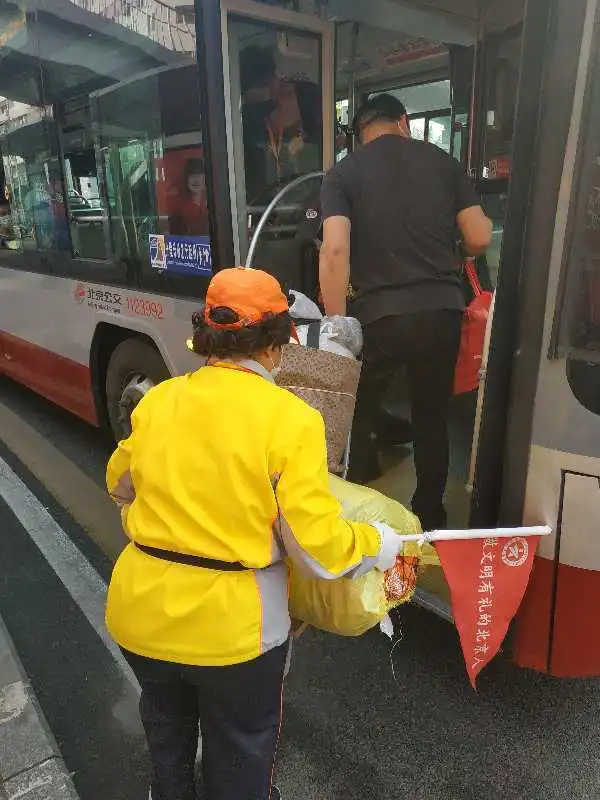 东城区公共文明引导员“五一”期间开展假日志愿服务活动