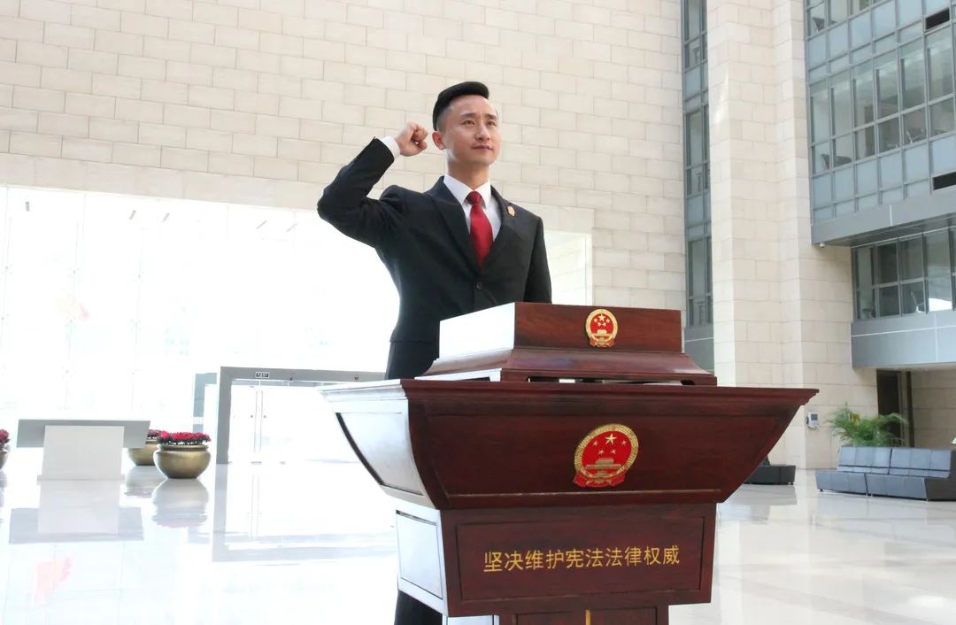 菜刀、板砖、恶语相向……面对危险11年，他执行到位资金15亿元