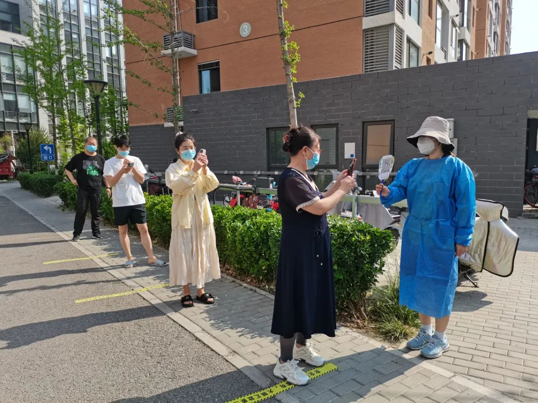 “三农”干部下沉社区，共筑抗疫“红色防线”