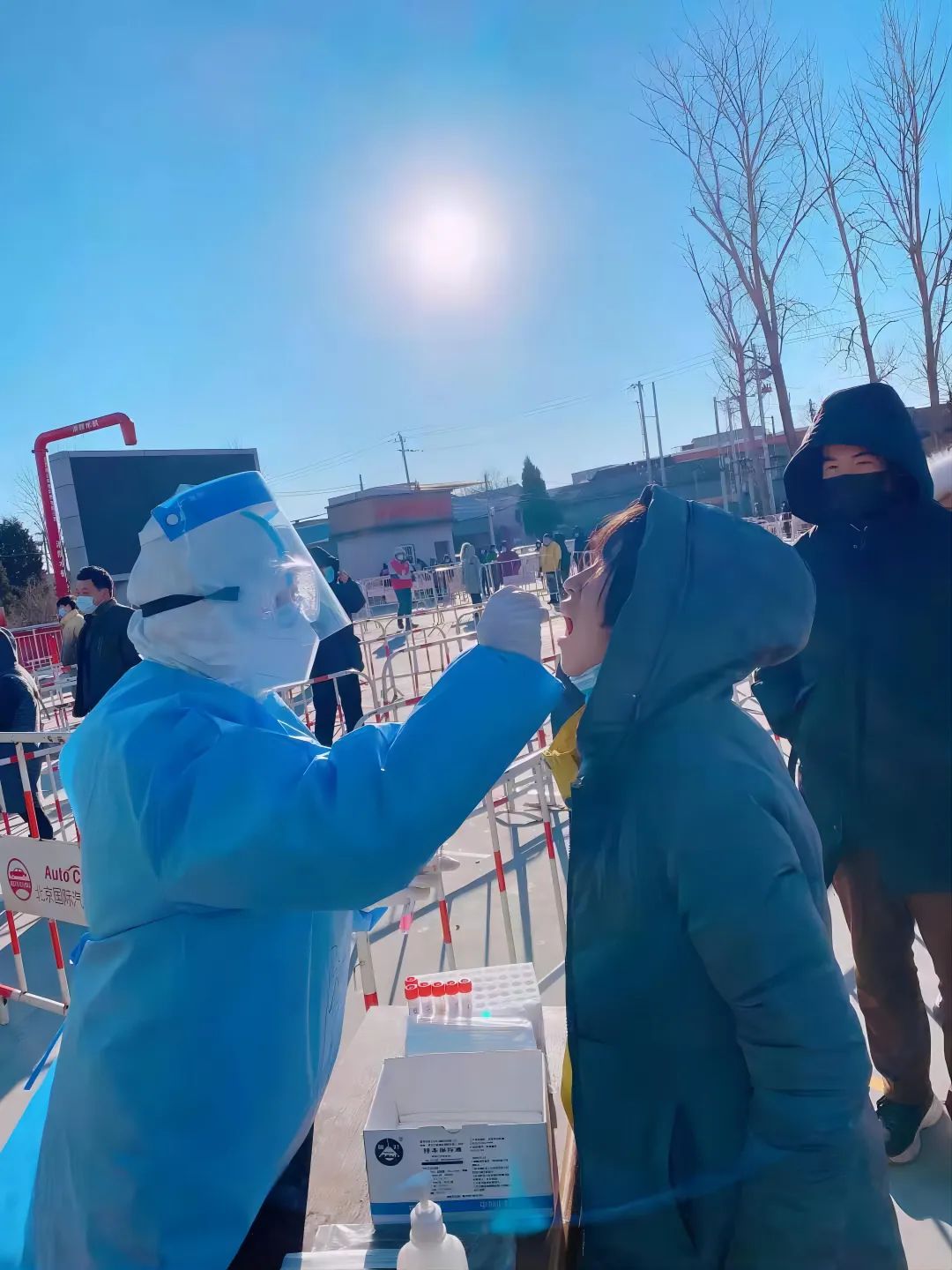 “抗疫天使”一线过节