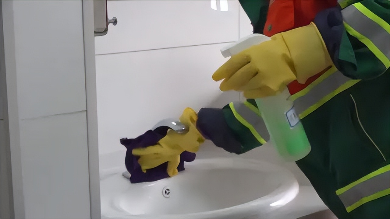 公厕保洁消杀再“升级”，筑牢防疫安全屏障