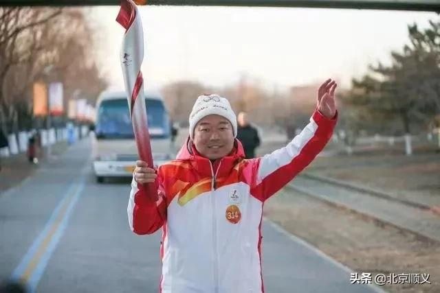 在北京冬奥公园，顺义区教育卫生等领域一线代表顺利完成火炬传递任务