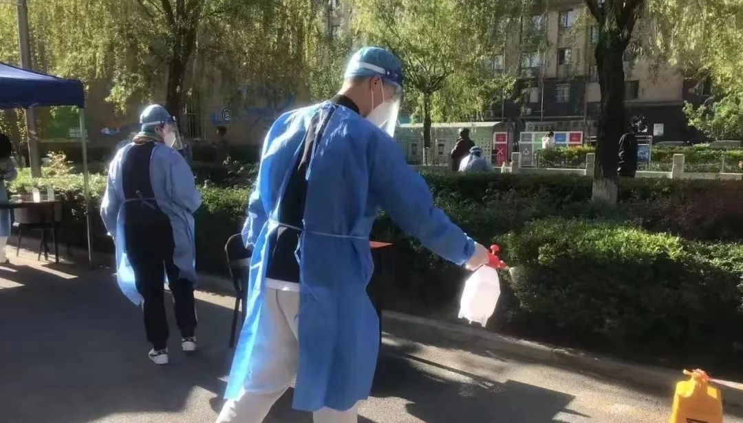 北京法院党员干警积极参与疫情防控