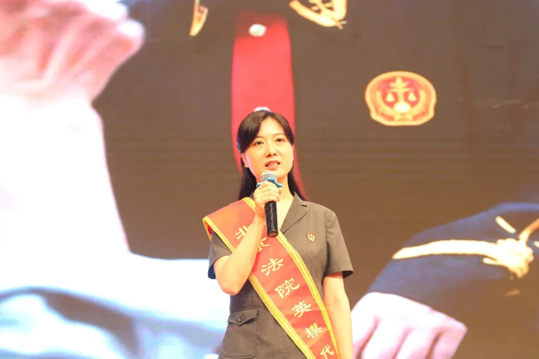 这一次，北京法院英模事迹报告团走进了中国政法大学