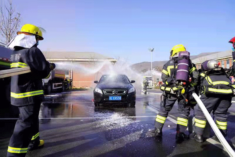 “洒水车”变“消防车” ！ 石景山“消防+环卫”移动微型消防站登场