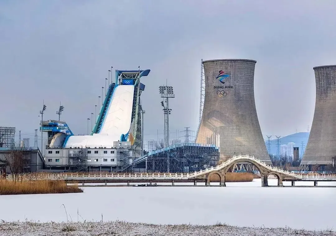 “很酷，背景是山脉、庙宇、城市和钢铁厂！”中外选手盛赞首钢滑雪大跳台