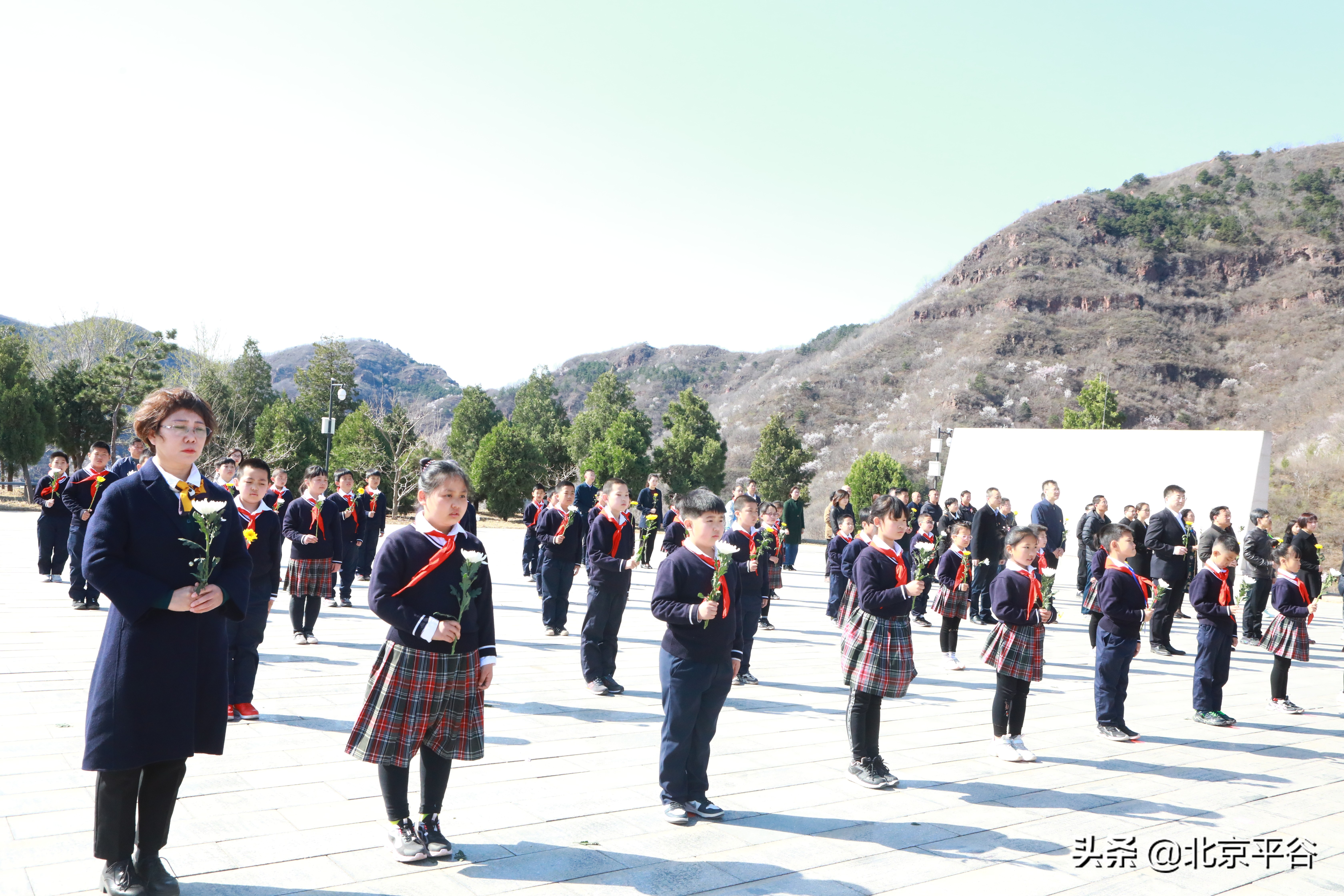 平谷区党员、干部、群众和学生代表开展清明祭英烈活动