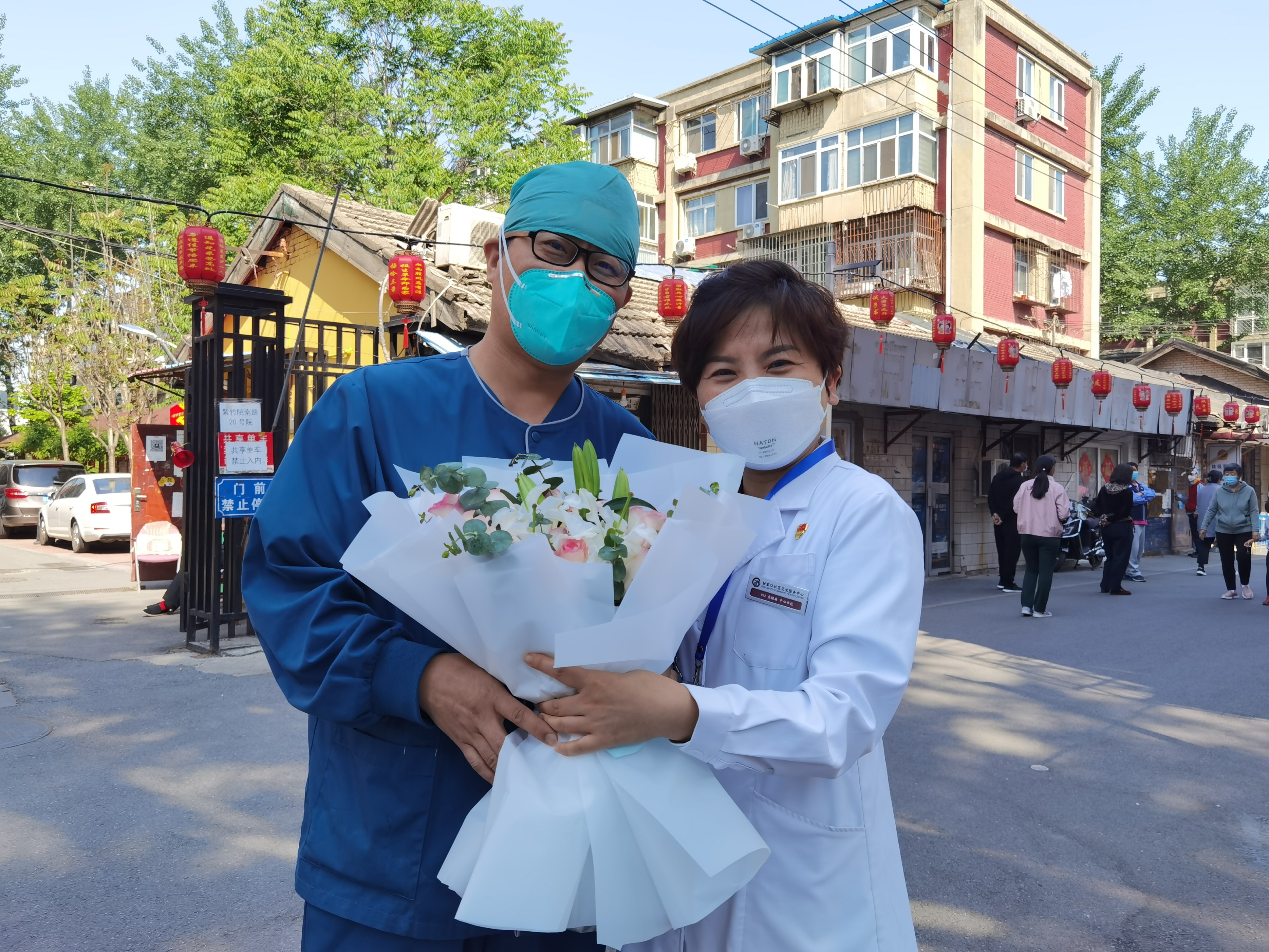 别样浪漫：在核酸检测点度过结婚纪念日