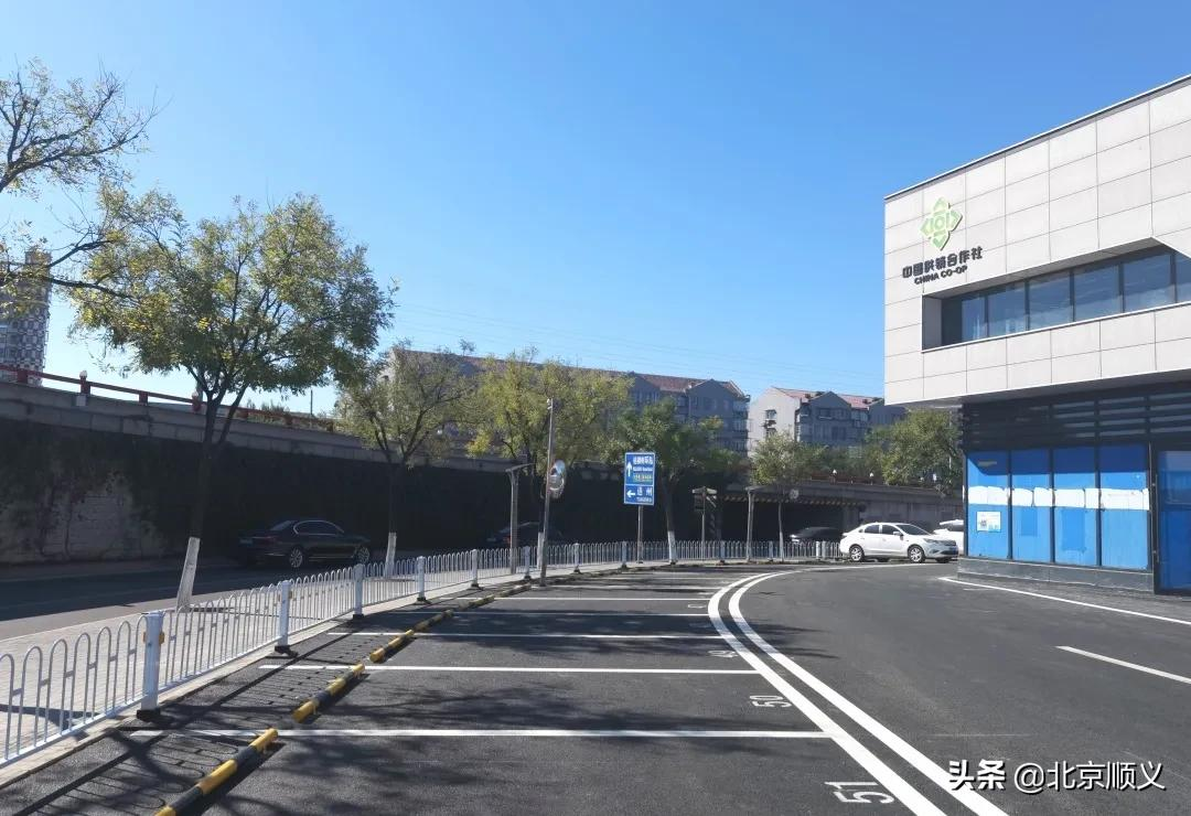 【创城有我】顺义这处商业区及时修补破损路面，保障市民安全出行！