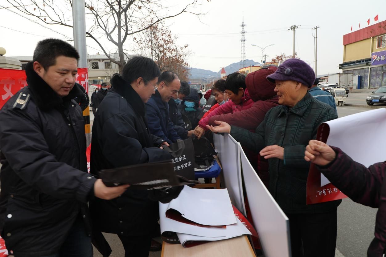 交通安全进万家 密云区太师屯镇开展交通安全宣传活动