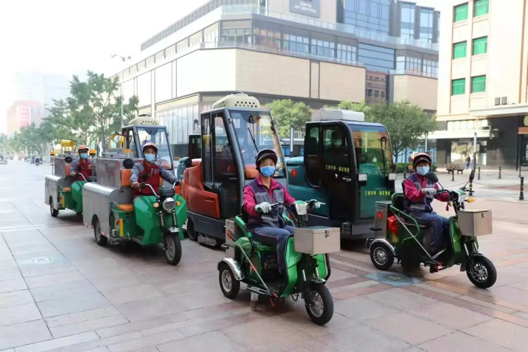 保安、保洁统一换新装，王府井大街打造“金街金服务”