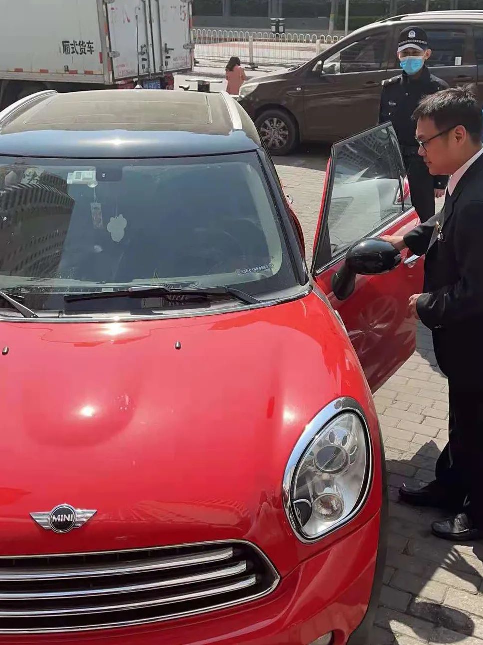 一通电话，执行法官扣下两辆车