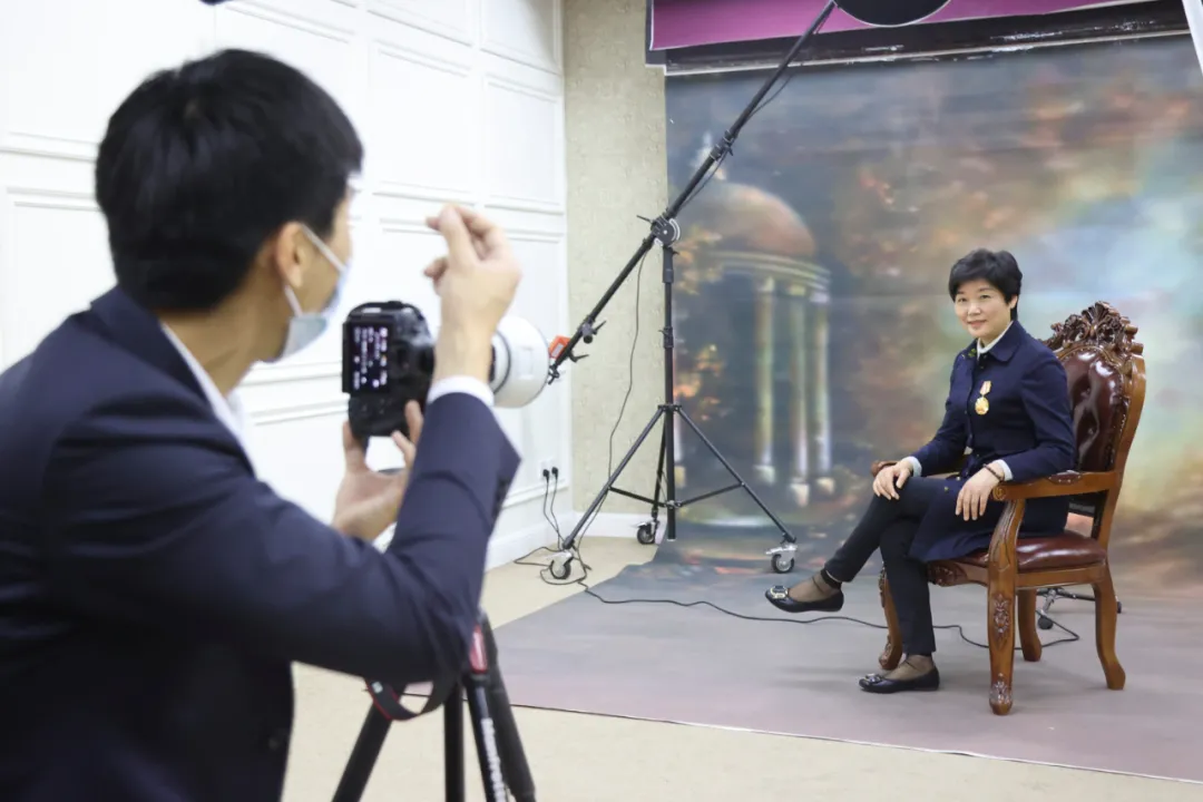 致敬劳动者！东城这家百年老店，免费为劳模拍荣誉照