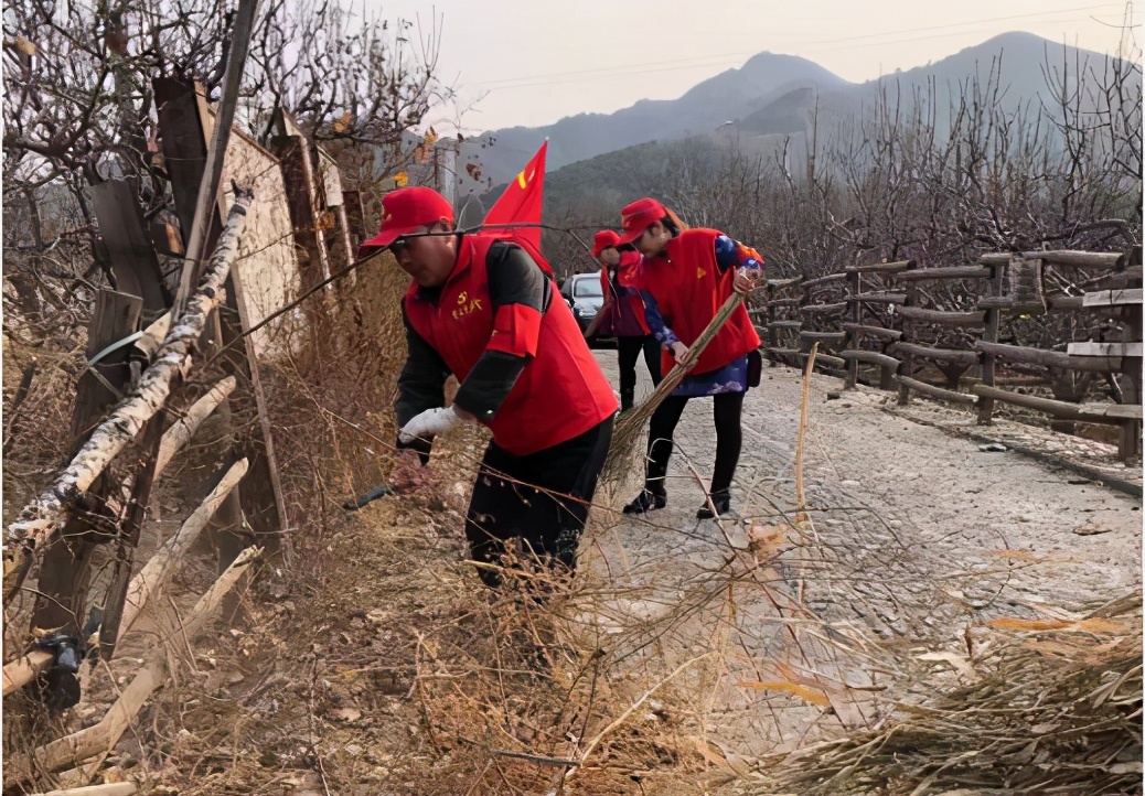 穆家峪镇开展周末大扫除 共享卫生新环境