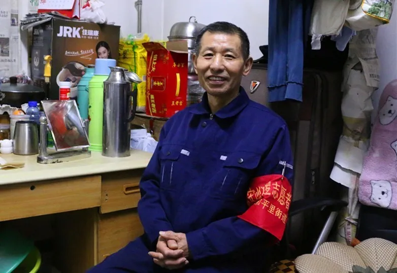 “疫”线讲述：8平米小屋为“家”，百余天守候夜归人