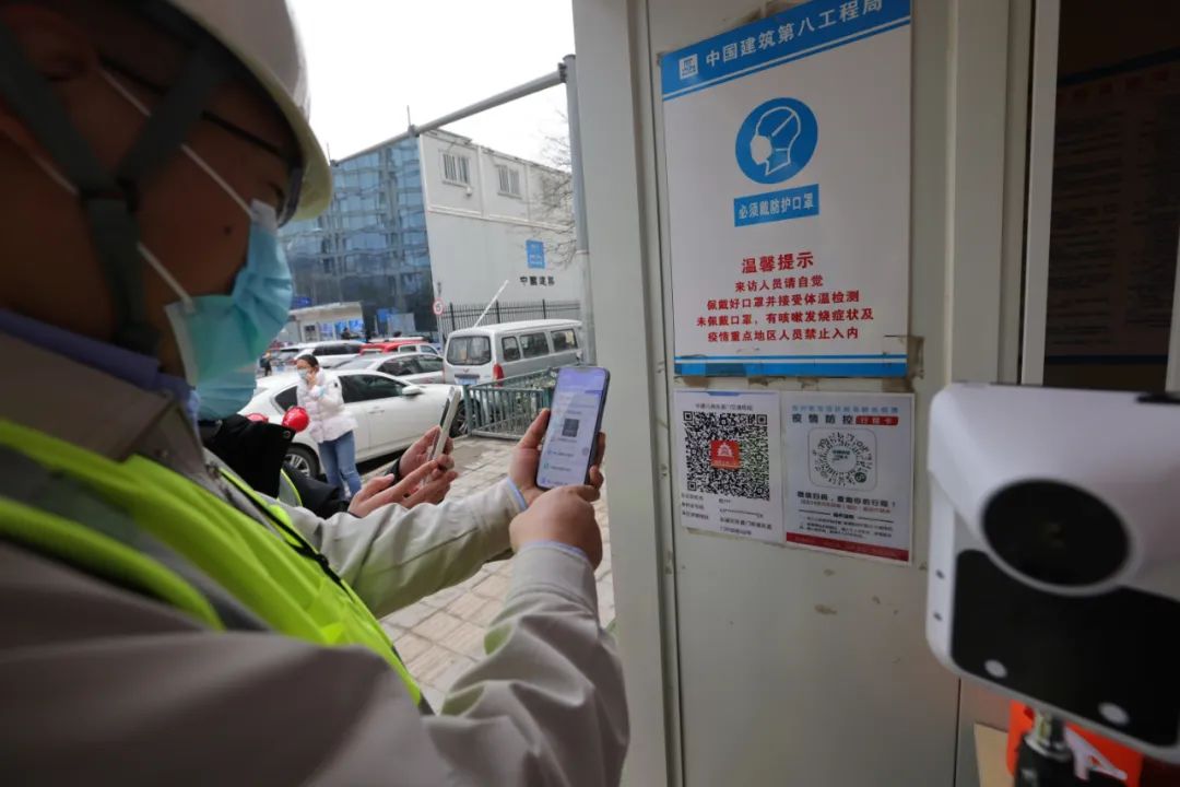 东城区施工现场实行封闭式管理，就餐采取错峰分餐制