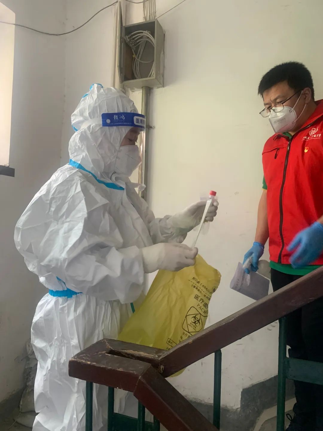 “抗疫天使”一线过节