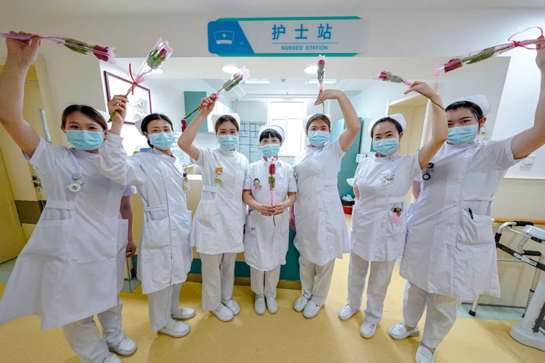 “抗疫天使”一线过节