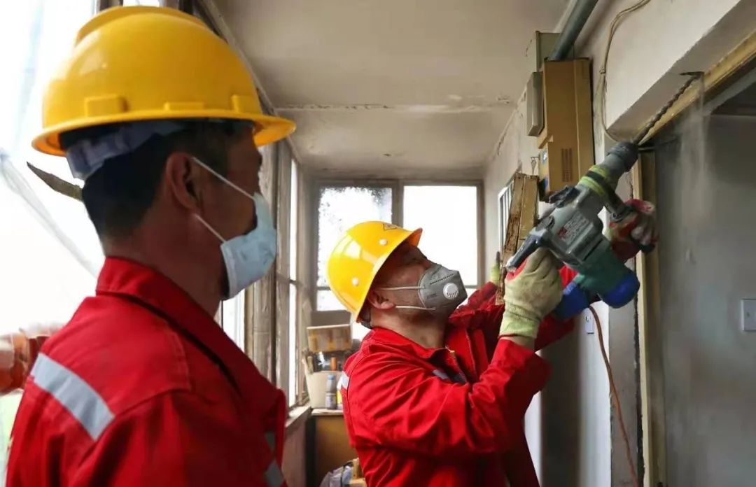 路通了，灯亮了，电动车也有“家”了……他们把“办实事”办实了→