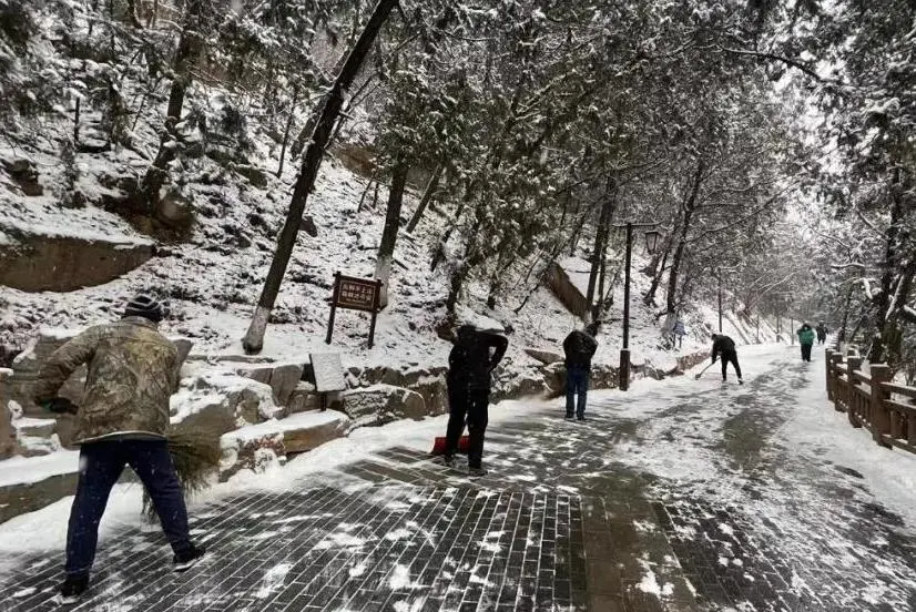 望雪而行——石景山各街道各部门积极开展冬奥期间扫雪铲冰行动！