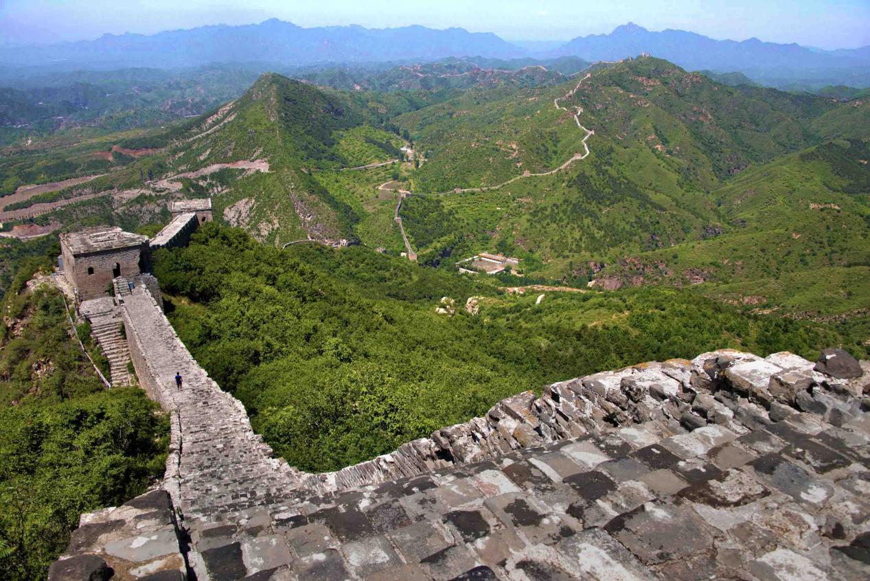 密云区古北口镇迎来市郊铁路怀密线正式开通运营后第一批游客