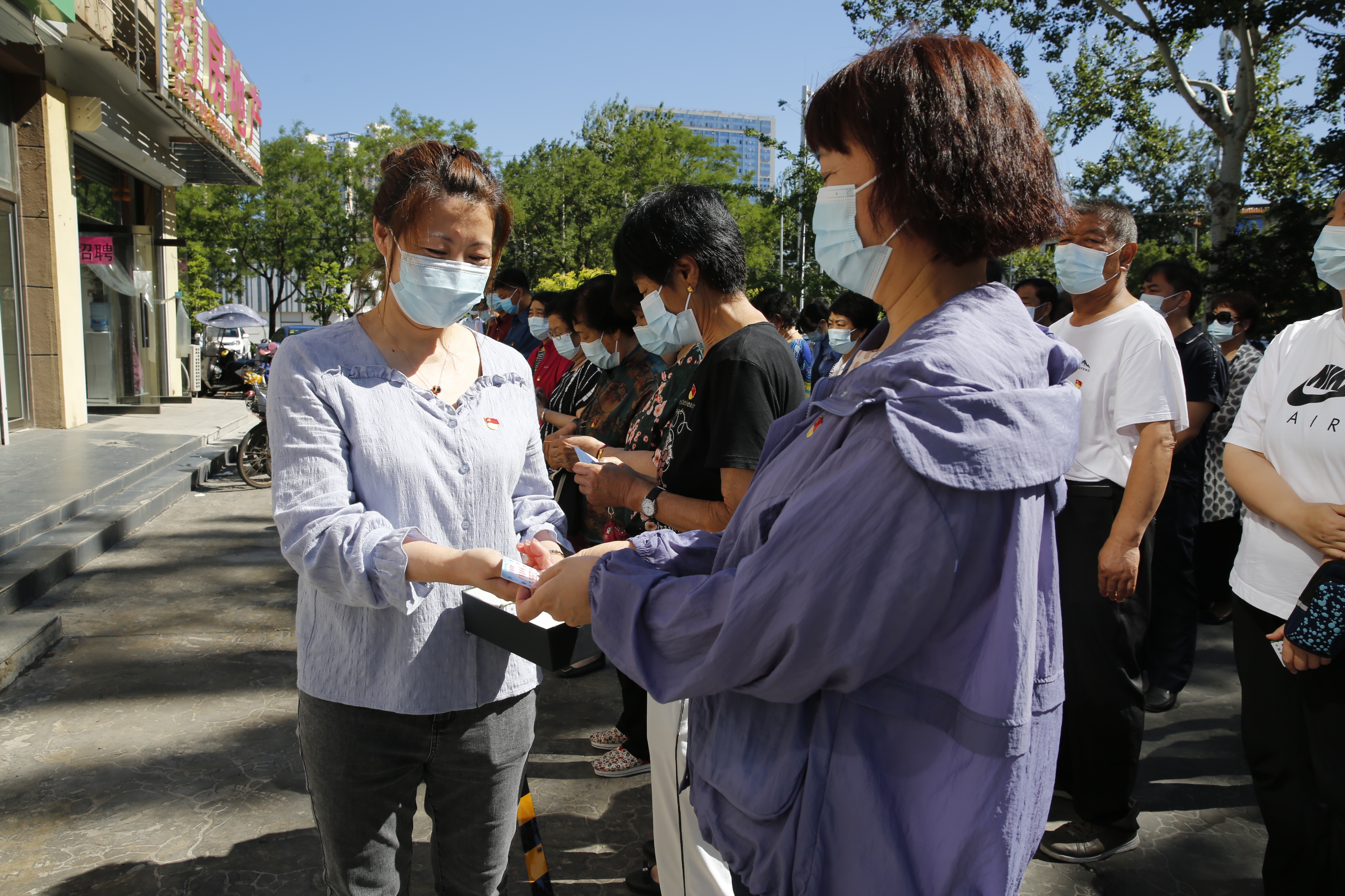 平谷泃河湾社区便民服务站“零距离”服务群众