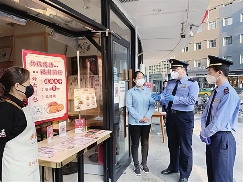 海淀区市场监管局中关村西区市场监管所主动靠前 引导辖区餐饮门店“摆桌设码”平稳运营