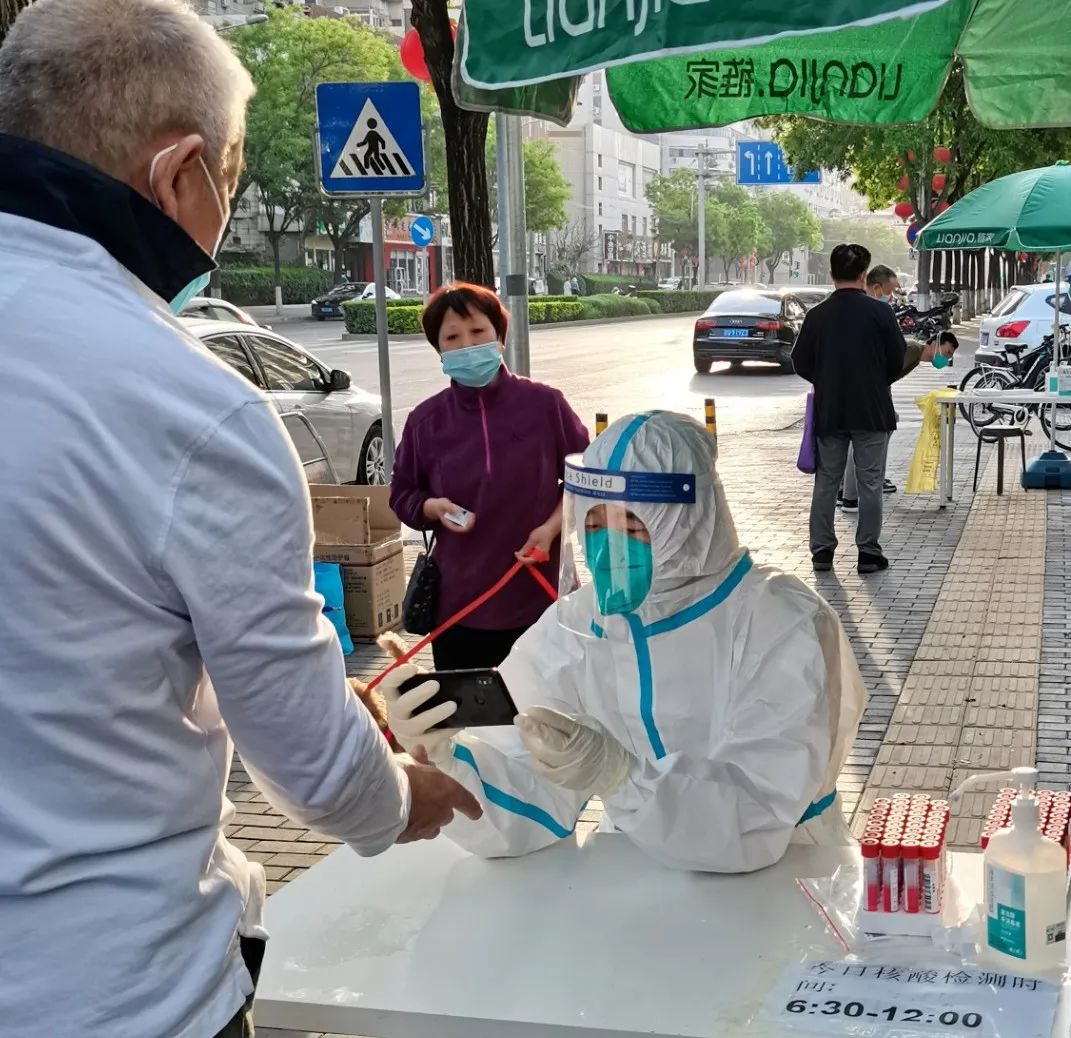 伉俪同心，“疫”起坚守