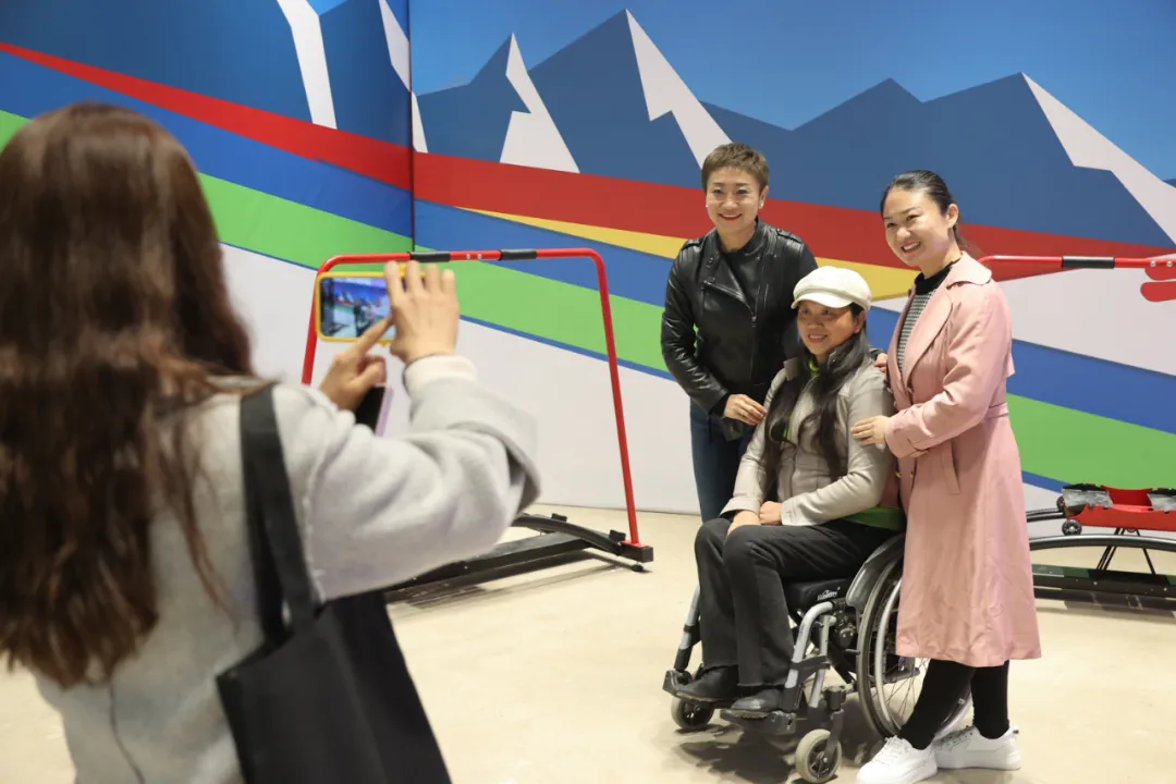 第五届北京纪实影像周“光影·冰雪纪实展”亮相龙潭中湖公园