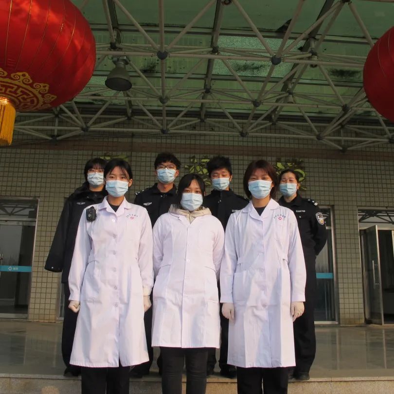 一袭白衣作铠甲 疫中护士写忠诚