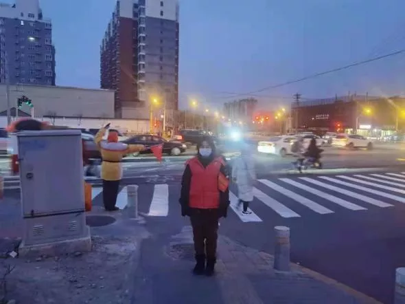“迎冬奥 保畅通”丰台志愿者扮靓文明交通示范路口