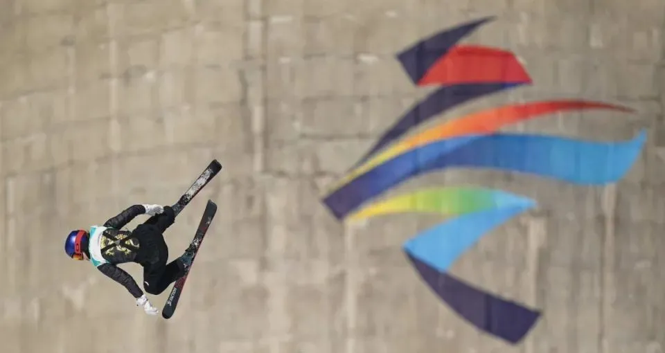 “很酷，背景是山脉、庙宇、城市和钢铁厂！”中外选手盛赞首钢滑雪大跳台