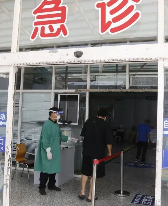 硬核担当 暖心守护的“疫”线保安员