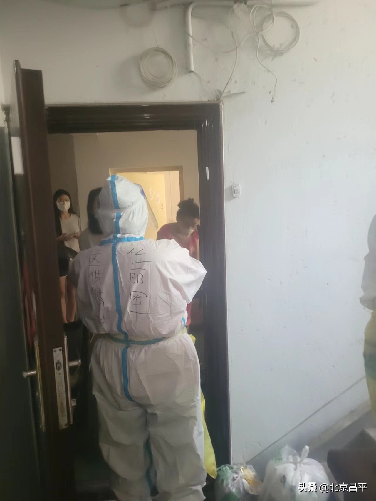 为封控楼道送物资、帮患者紧急就医……哪里艰苦，哪里就有下沉干部的身影