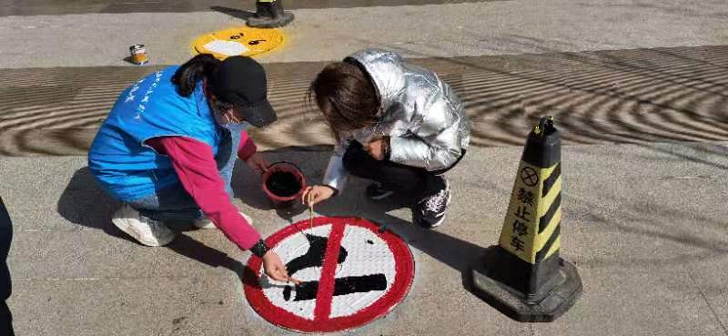 南苑街道井盖变“景”盖 绘出脚下文明风景线