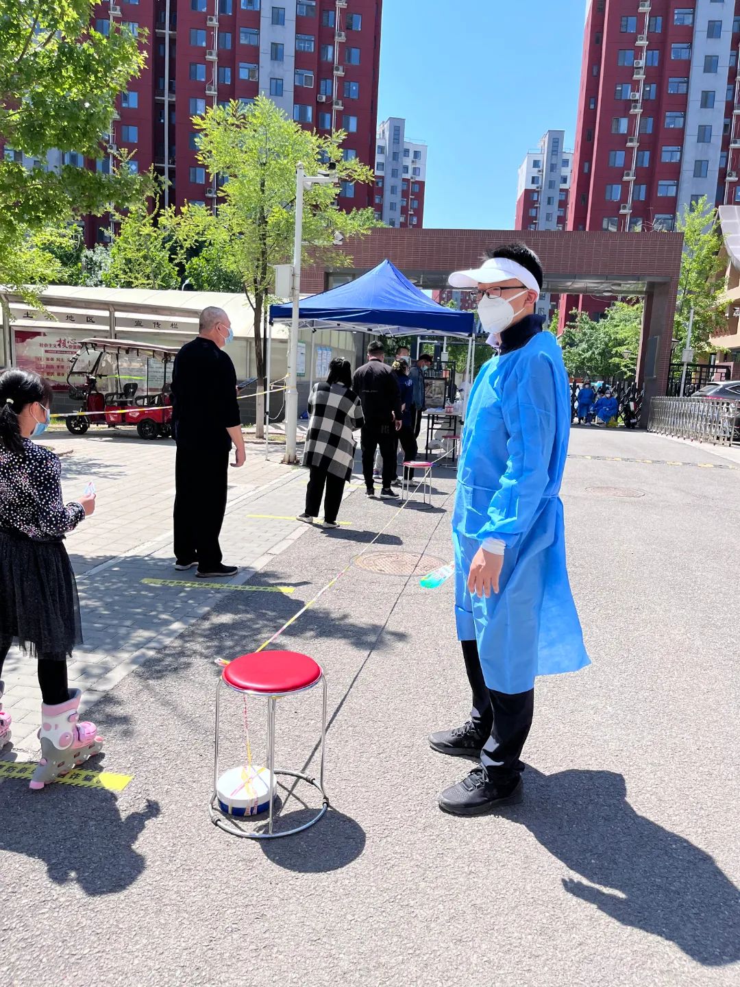 “三农”干部下沉社区，共筑抗疫“红色防线”